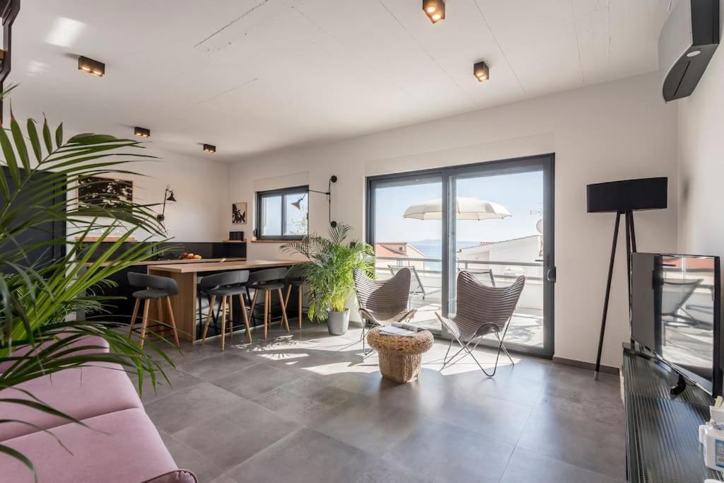 Holiday Home Lolina,Sea On A Palm! Heated Pool Трогир Экстерьер фото
